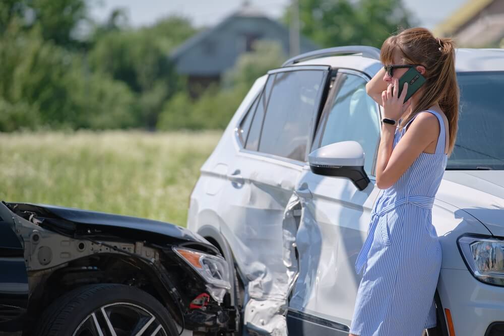 Lady driver reporting accident to insurance company.