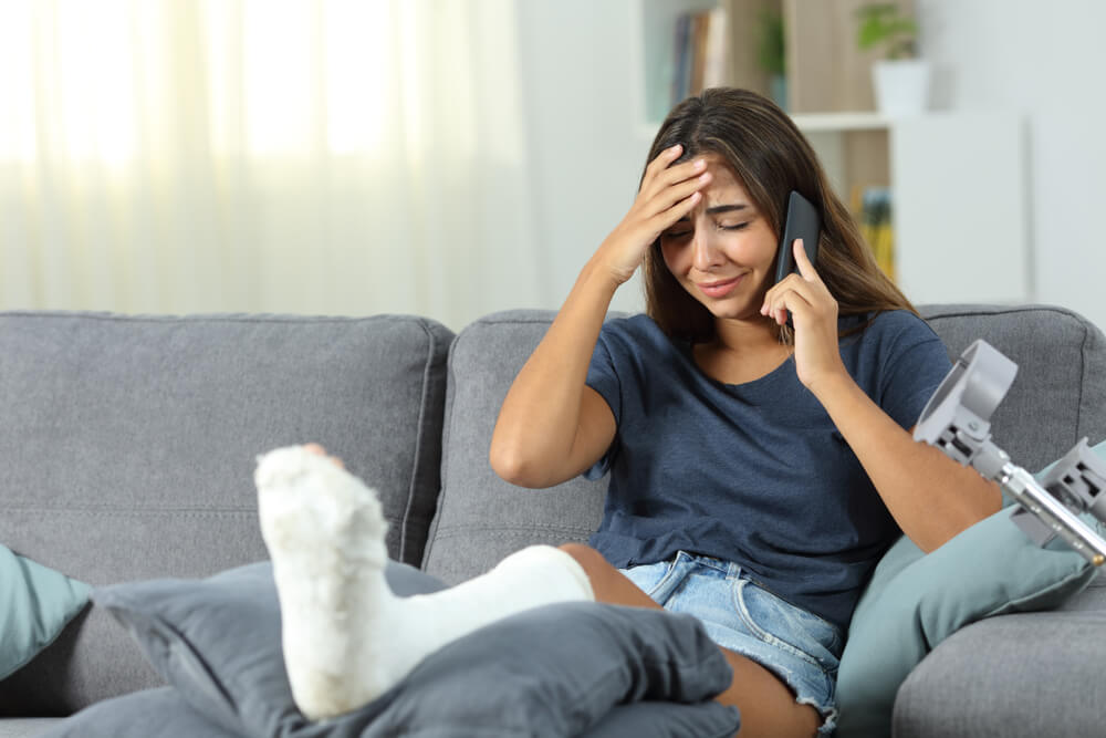 Injured lady crying while talking to the phone.